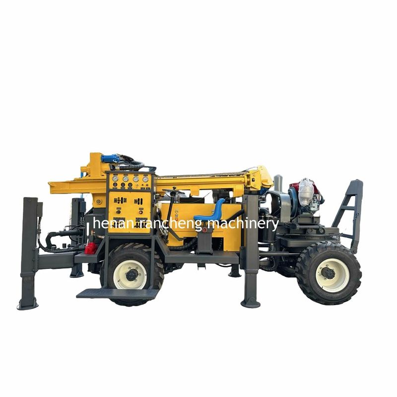 Máquina de perfuração de furo de alta eficiência de quatro rodas montada em reboque Máquina de perfuração de furo 220m Profundidade Motor potente de 65KW