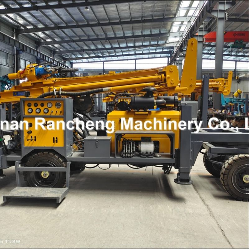 220m 65KW Quanchai Motor Roda montada Rig de perfuração de poços de água com 13T força de elevação