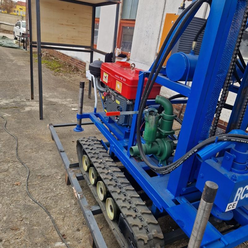 150 m de profundidade Percussivo e rotativo Tipo de borracha de rastreador montado Rig de perfuração de água